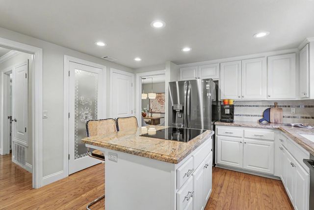 2002 University Park Dr, Sacramento, CA 95825