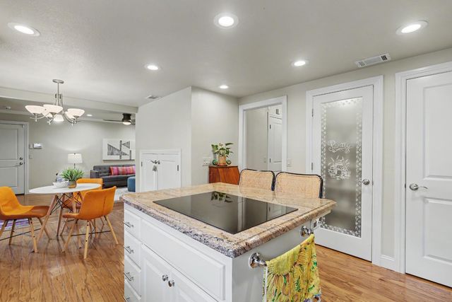 2002 University Park Dr, Sacramento, CA 95825