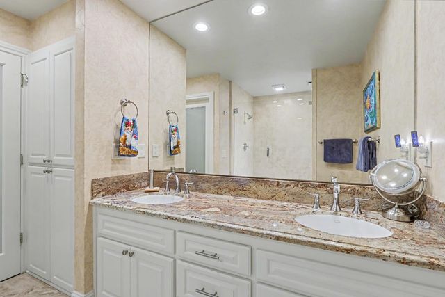 2002 University Park Dr, Sacramento, CA 95825