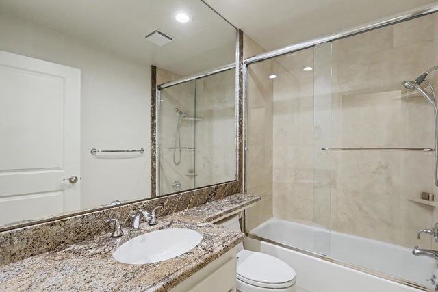 2002 University Park Dr, Sacramento, CA 95825