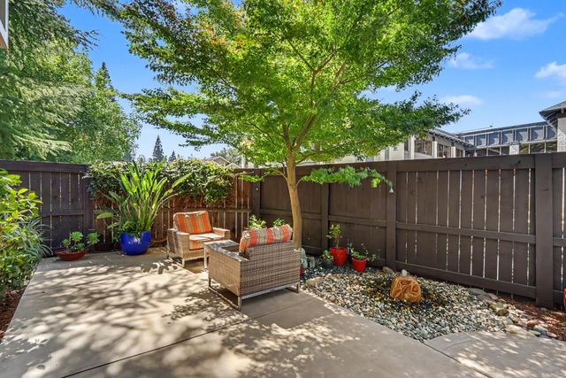 2002 University Park Dr, Sacramento, CA 95825