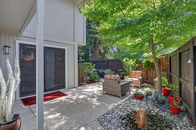 2002 University Park Dr, Sacramento, CA 95825