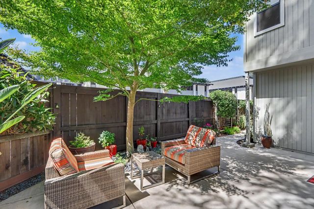 2002 University Park Dr, Sacramento, CA 95825