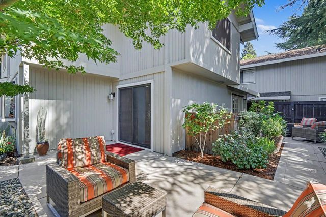 2002 University Park Dr, Sacramento, CA 95825