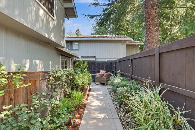 2002 University Park Dr, Sacramento, CA 95825
