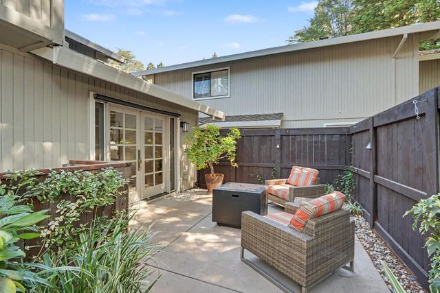 2002 University Park Dr, Sacramento, CA 95825