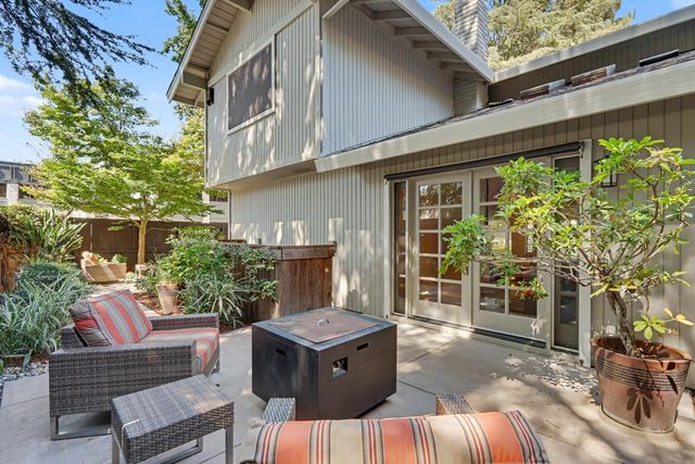 2002 University Park Dr, Sacramento, CA 95825