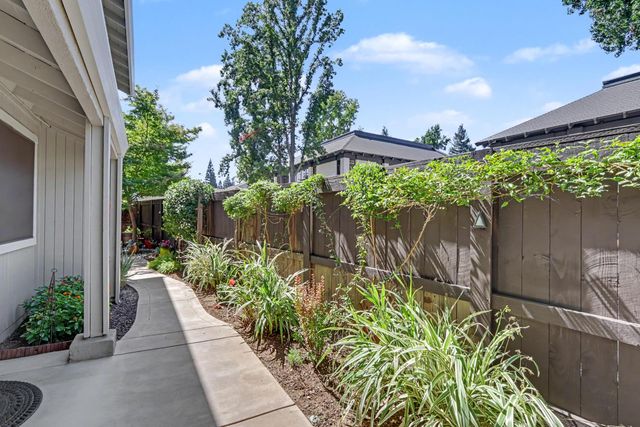 2002 University Park Dr, Sacramento, CA 95825