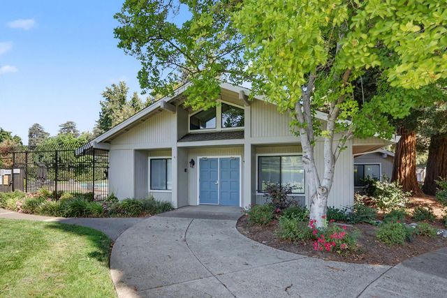 2002 University Park Dr, Sacramento, CA 95825