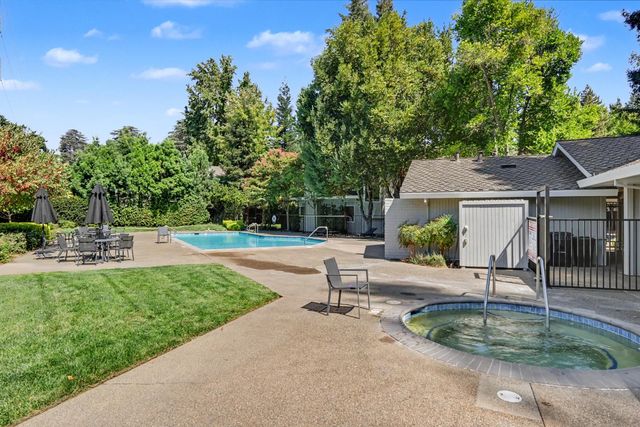 2002 University Park Dr, Sacramento, CA 95825