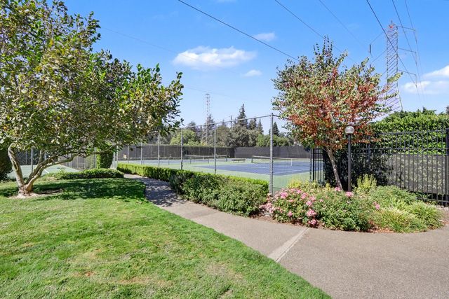 2002 University Park Dr, Sacramento, CA 95825