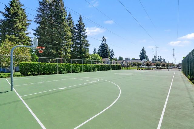 2002 University Park Dr, Sacramento, CA 95825