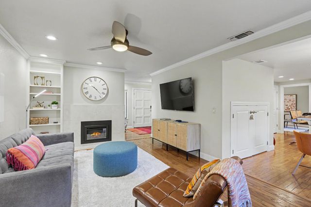 2002 University Park Dr, Sacramento, CA 95825