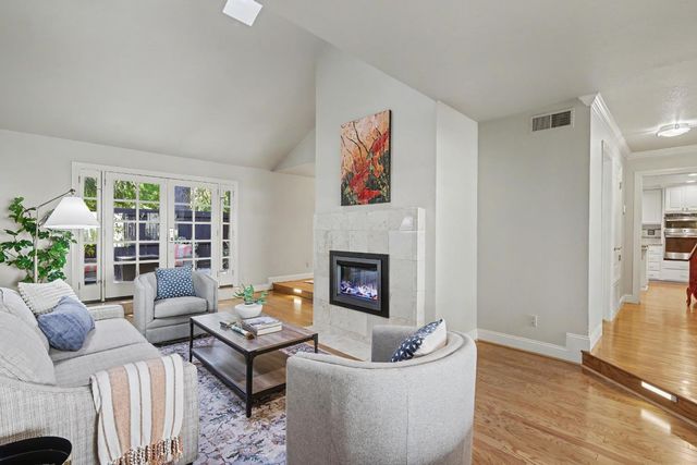 2002 University Park Dr, Sacramento, CA 95825