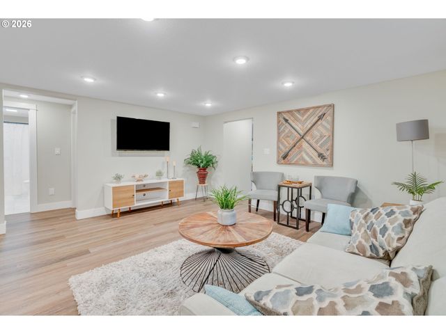 446 Ne COOK St, Portland, OR 97212