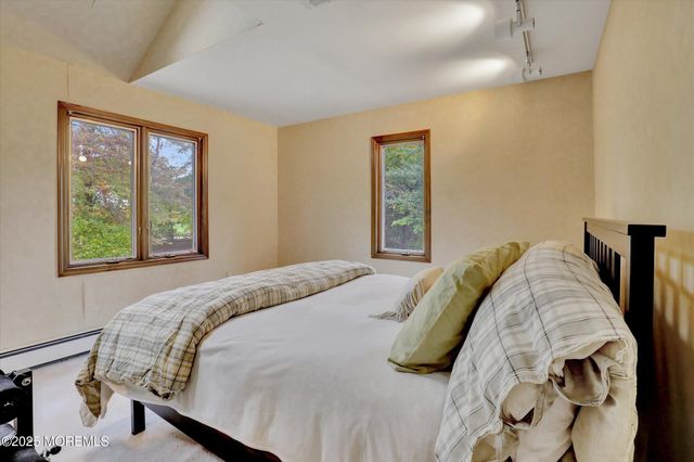 17 Emerald Drive, Morganville, NJ 07751