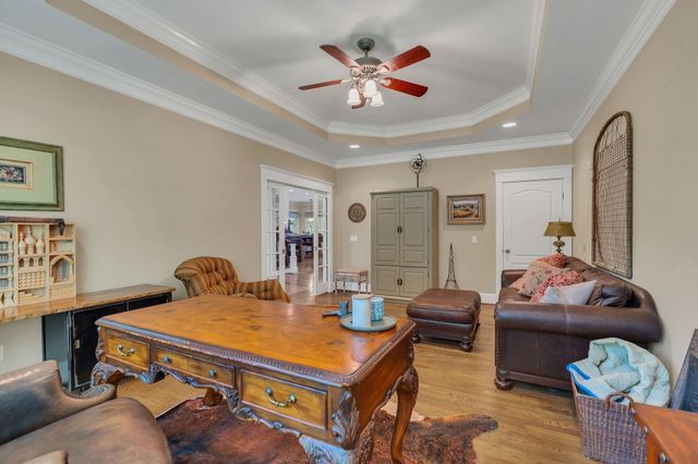 94 Oak Shadow Dr, Loretto, TN 38469