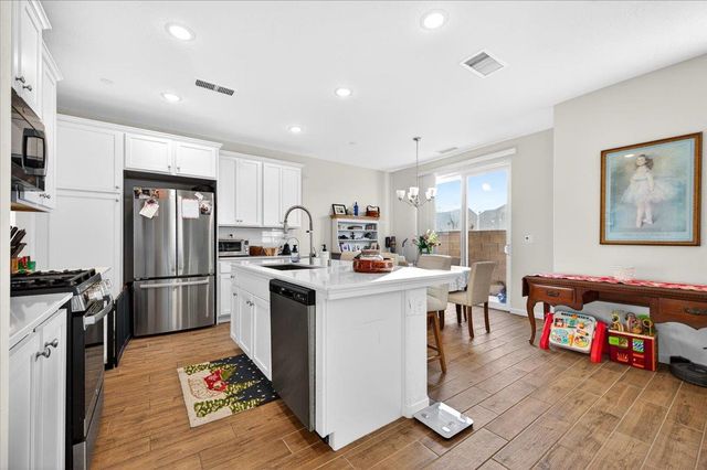 2327 N Hartford Drive, Fresno, CA 93727