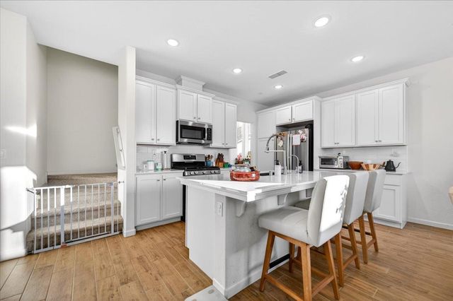 2327 N Hartford Drive, Fresno, CA 93727