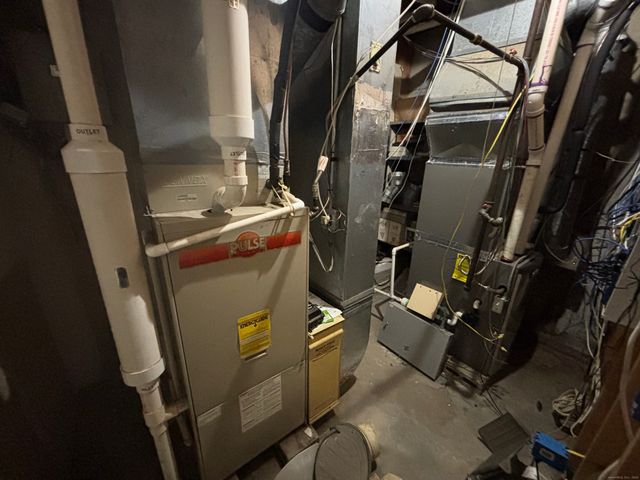 33 Walnut Tree Hill Road, Shelton, CT 06484