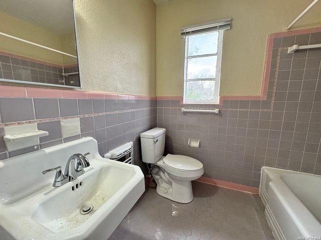 355 Claremont Ave Apt F, San Antonio, TX 78209