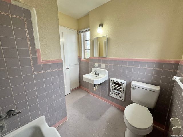 355 Claremont Ave Apt F, San Antonio, TX 78209