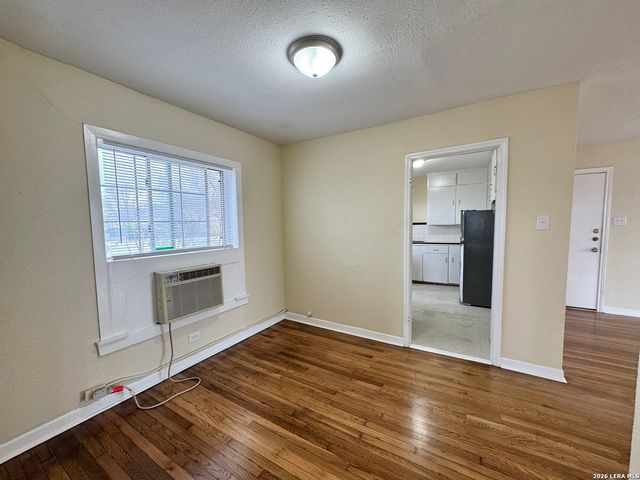 355 Claremont Ave Apt F, San Antonio, TX 78209