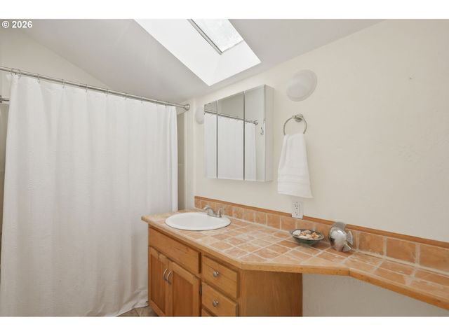 2804 ARLINE Way, Eugene, OR 97403