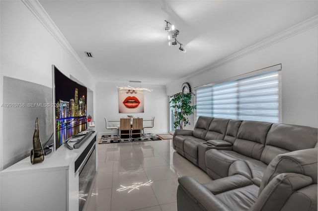 46 NE 164th St, Miami, FL 33162