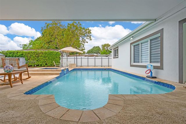 46 NE 164th St, Miami, FL 33162