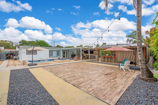 46 NE 164th St, Miami, FL 33162
