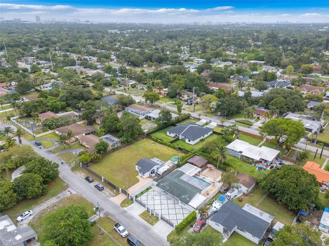 46 NE 164th St, Miami, FL 33162