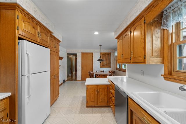 634 Edgewood Street SE, North Canton, OH 44720