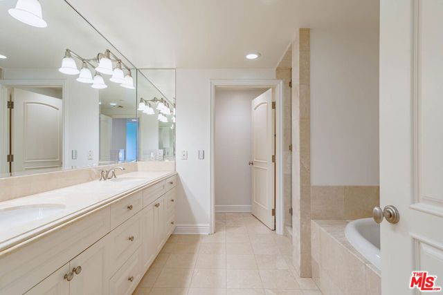 430 N Oakhurst Drive PH407, Beverly Hills, CA 90210