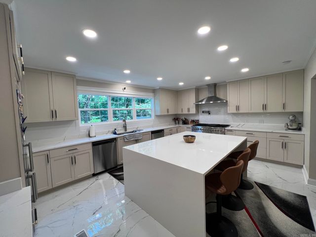6223 CANTRELL Road, Little Rock, AR 72207