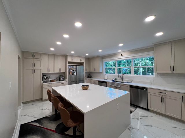 6223 CANTRELL Road, Little Rock, AR 72207