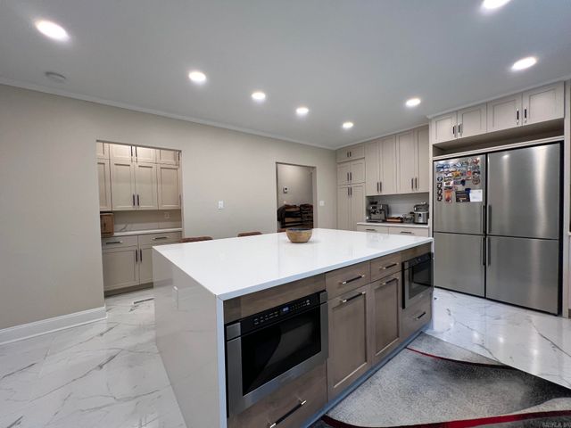 6223 CANTRELL Road, Little Rock, AR 72207