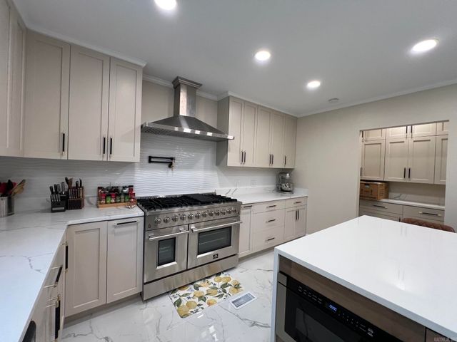 6223 CANTRELL Road, Little Rock, AR 72207