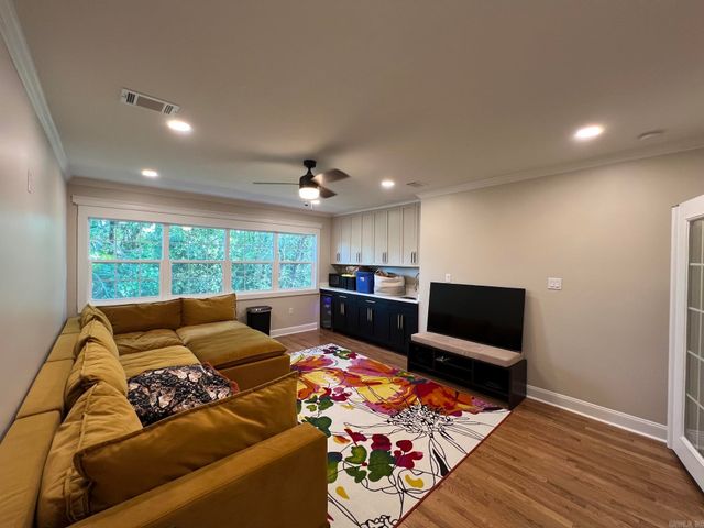 6223 CANTRELL Road, Little Rock, AR 72207