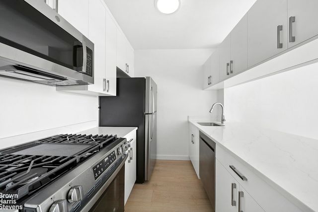 500 W 43rd St Apt 11J, New York City, NY 10036