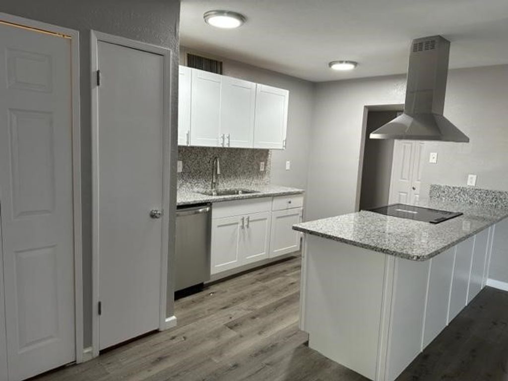 5204 HENDRIX Drive, The Colony, TX 75056