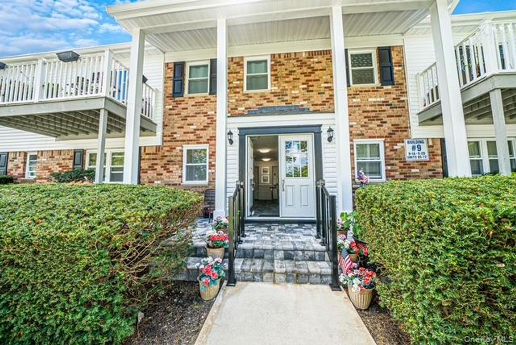 260 Waverly Avenue 72, Patchogue, NY 11772 — exterior