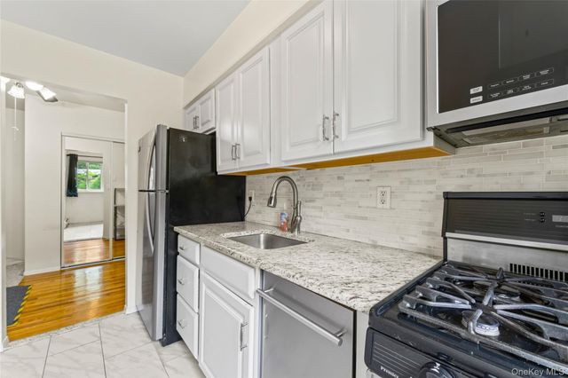 200 Lexington Ave 12E, Oyster Bay, NY 11771