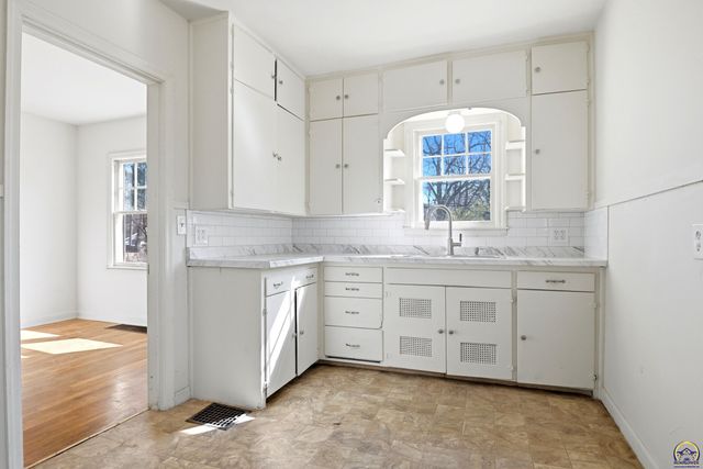 2638 SE Virginia AVE, Topeka, KS 66605