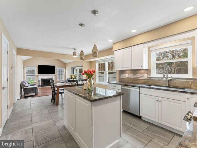 17 CATTELL DR, Sicklerville, NJ 08081