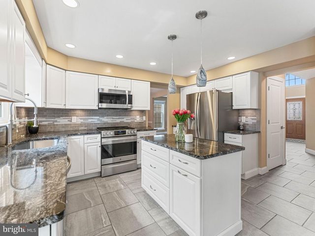 17 CATTELL DR, Sicklerville, NJ 08081