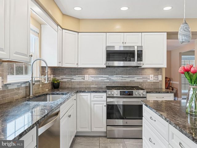 17 CATTELL DR, Sicklerville, NJ 08081