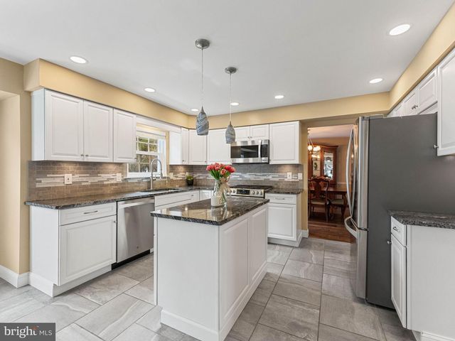 17 CATTELL DR, Sicklerville, NJ 08081