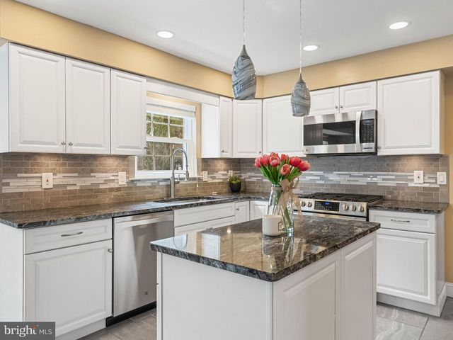 17 CATTELL DR, Sicklerville, NJ 08081