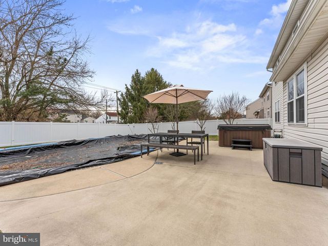 17 CATTELL DR, Sicklerville, NJ 08081